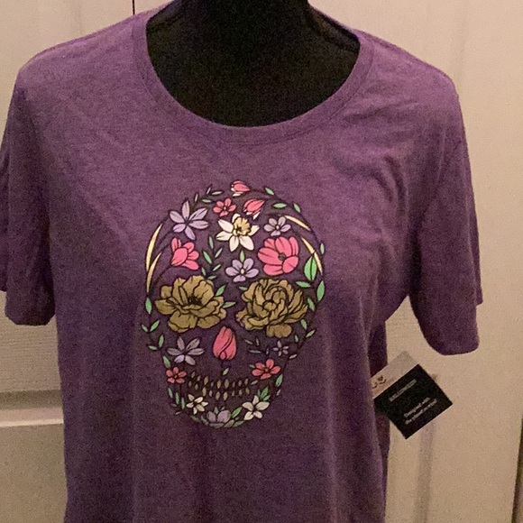 🌸NWT Graphic Skull With Flowers Size XLARGE Must Have Tee Makes Perfect Gift 🌸 - Picture 3 of 10